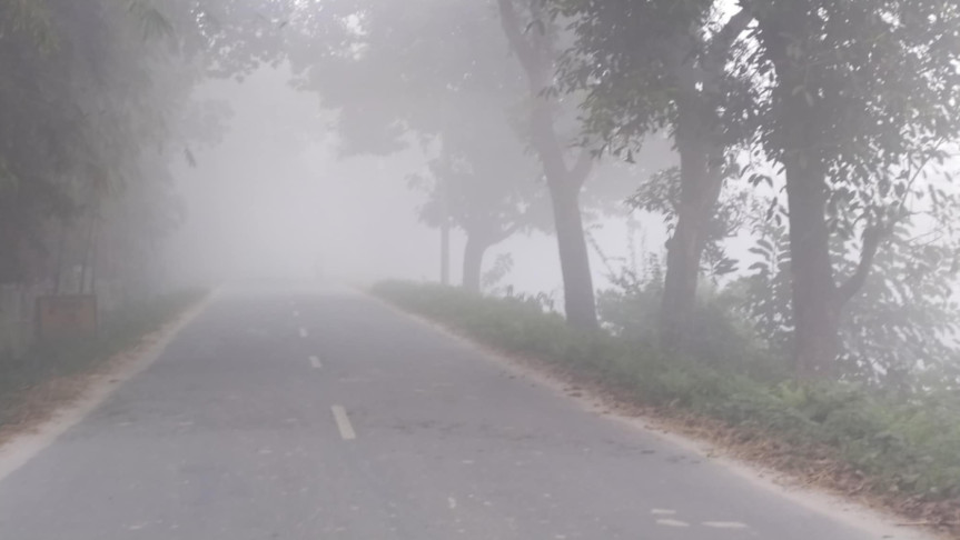 সকালে শহর ও আশপাশে কুয়াশা বাড়ায় রাস্তাঘাট ফাঁকা দেখা যায়।