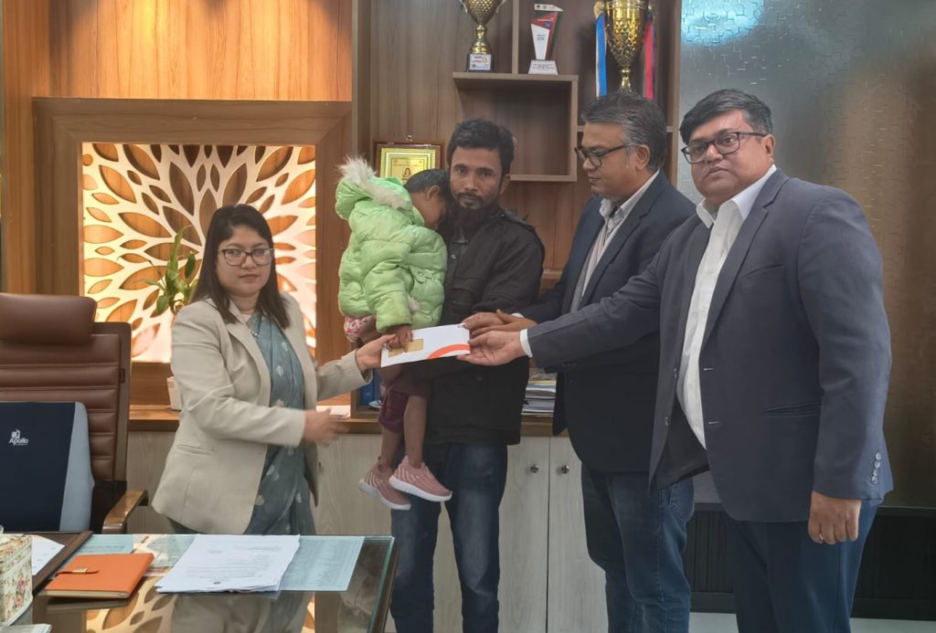 সড়কের পাশে উদ্ধার হওয়া শিশুটির পাশে দাঁড়াল ‘স্বপ্ন’