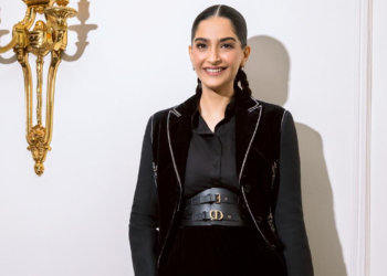 কাপুর পরিবারে ফের খুশির জোয়ার। দুই বছর আগে পুত্রসন্তান বায়ুর আগমনের পর এবার দ্বিতীয় সন্তানের মা হতে যাচ্ছেন বলিউড অভিনেত্রী সোনম কাপুর। নিজের ভেরিফায়েড ইনস্টাগ্রাম হ্যান্ডেলে বেবি বাম্পের ছবি শেয়ার করে এই ঘোষণা দেন অনিল-কন্যা