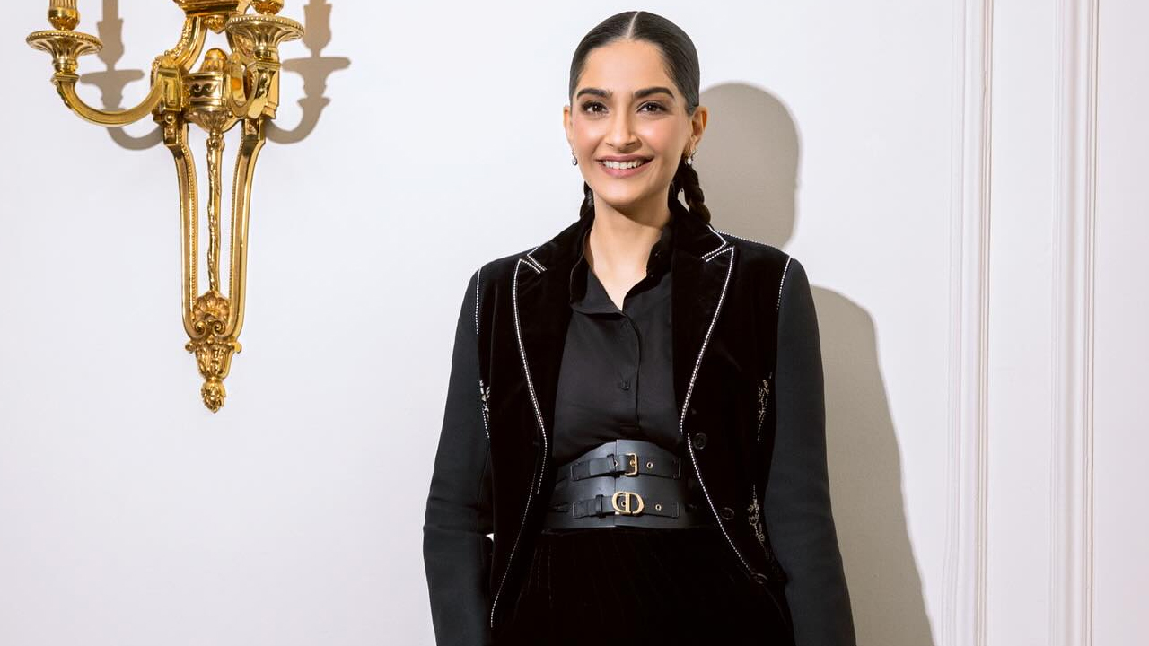 কাপুর পরিবারে ফের খুশির জোয়ার। দুই বছর আগে পুত্রসন্তান বায়ুর আগমনের পর এবার দ্বিতীয় সন্তানের মা হতে যাচ্ছেন বলিউড অভিনেত্রী সোনম কাপুর। নিজের ভেরিফায়েড ইনস্টাগ্রাম হ্যান্ডেলে বেবি বাম্পের ছবি শেয়ার করে এই ঘোষণা দেন অনিল-কন্যা