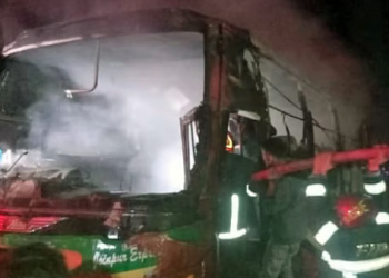 চাঁদপুরে দাঁড় করিয়ে রাখা তিনটি বাসে আগুন, কারণ অনুসন্ধান চলছে