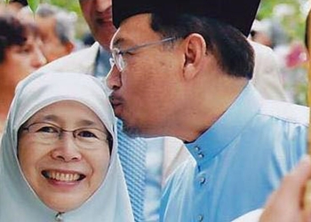 স্ত্রীর জন্মদিনে আবেগঘন বার্তায় নেটিজেনদের প্রশংসায় আনোয়ার ইব্রাহিম