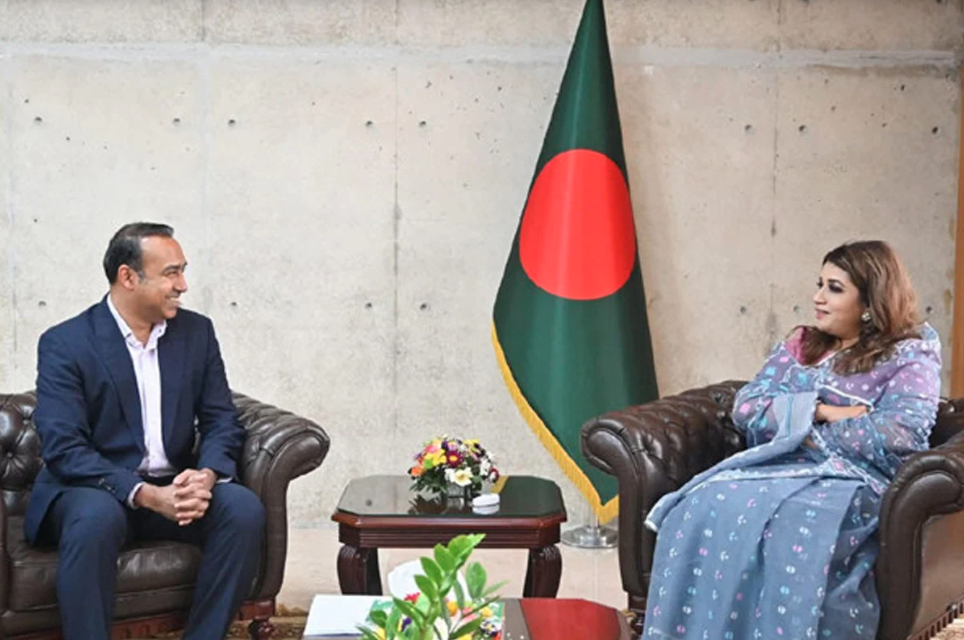 ররাষ্ট্র প্রতিমন্ত্রী শামা ওবায়েদ ও ফুটবল ফেডারেশনের প্রেসিডেন্ট তাবিথ আউয়াল। ছবি: সংগৃহীত