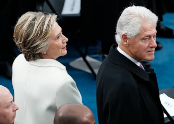 সাবেক মার্কিন প্রেসিডেন্ট বিল ক্লিনটন ও তাঁর স্ত্রী সাবেক মার্কিন পররাষ্ট্রমন্ত্রী হিলারি ক্লিনটন
