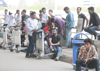 ঢাকা থেকে মধ্যপ্রাচ্যগামী ৫৪ ফ্লাইট বাতিল, যাত্রীদের ভোগান্তি, কয়েকটি ছাড়বে বিকেলে