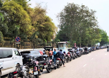 রাজধানীর তেলের পাম্পে দীর্ঘ লাইন, বন্ধের আশঙ্কায় উৎকণ্ঠা