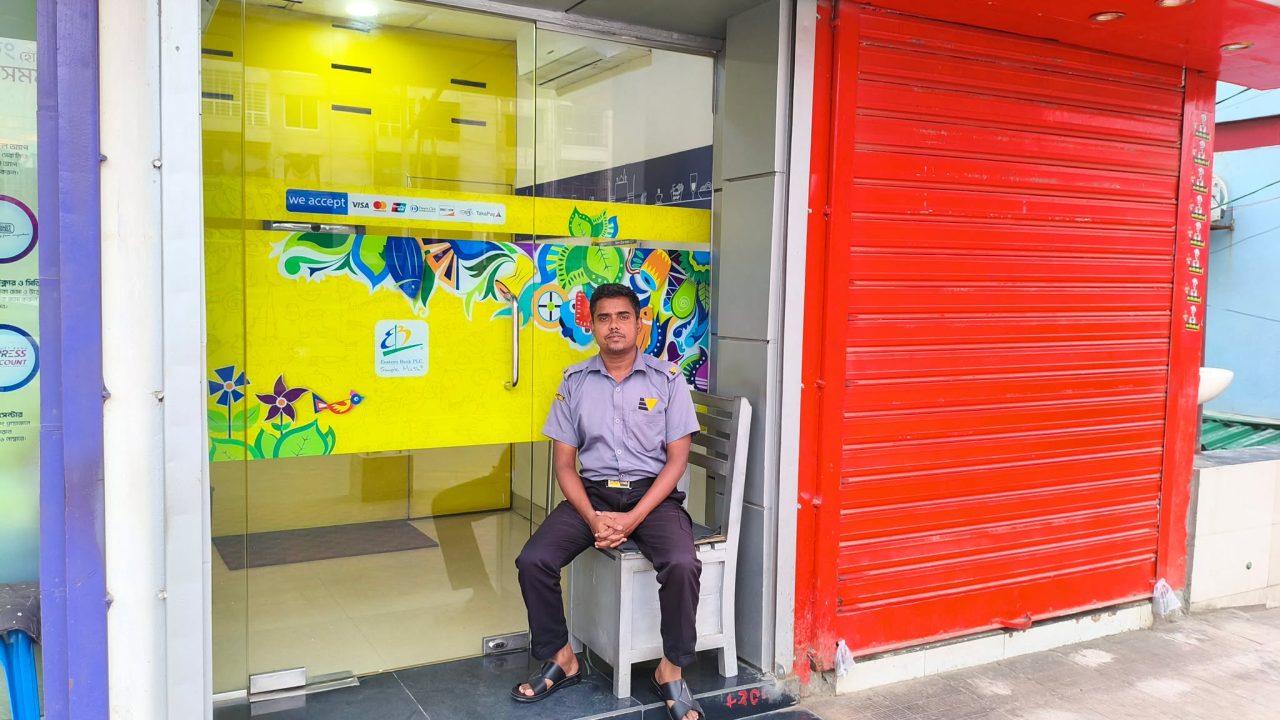 ফোনেই জানান ঈদের শুভেচ্ছা, এটিএম বুথেই কাটে নিরাপত্তাকর্মীদের ঈদ