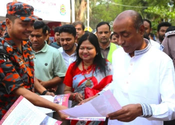 সচেতনতা বাড়াতে বইমেলায় ফায়ার সার্ভিসের লিফলেট বিতরণ