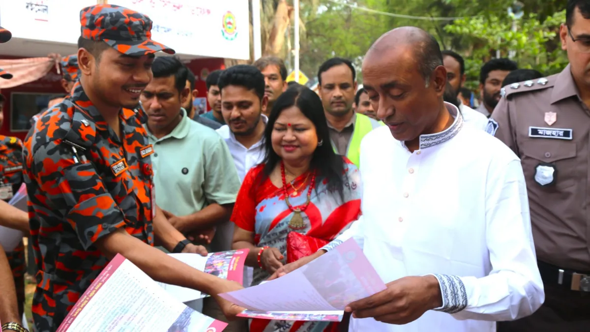 সচেতনতা বাড়াতে বইমেলায় ফায়ার সার্ভিসের লিফলেট বিতরণ