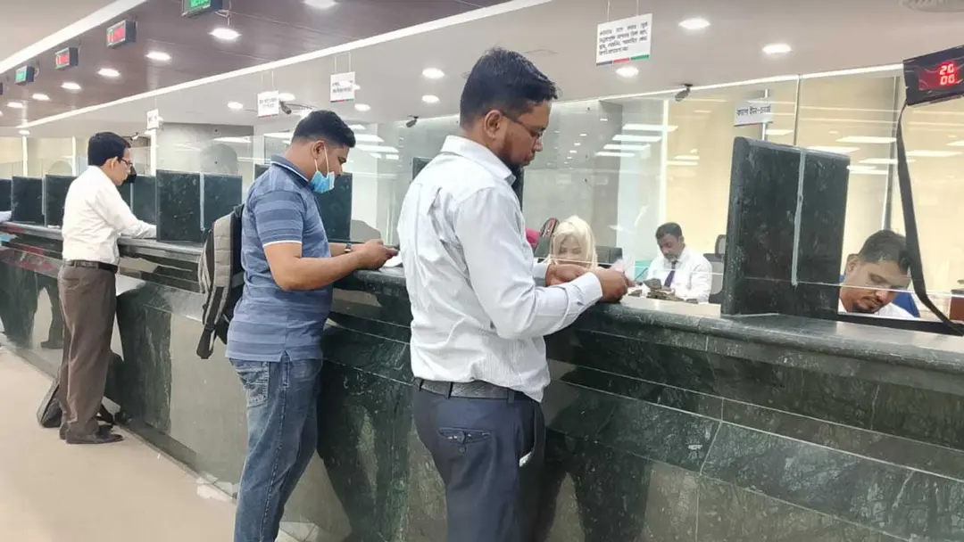 কাটেনি ঈদের আমেজ, ঢিলেঢালায় চলছে ব্যাংক