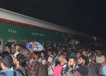 বিকল্প ট্রেন ধরতে ৫ কিলোমিটার পথ হাঁটছেন যাত্রীরা
