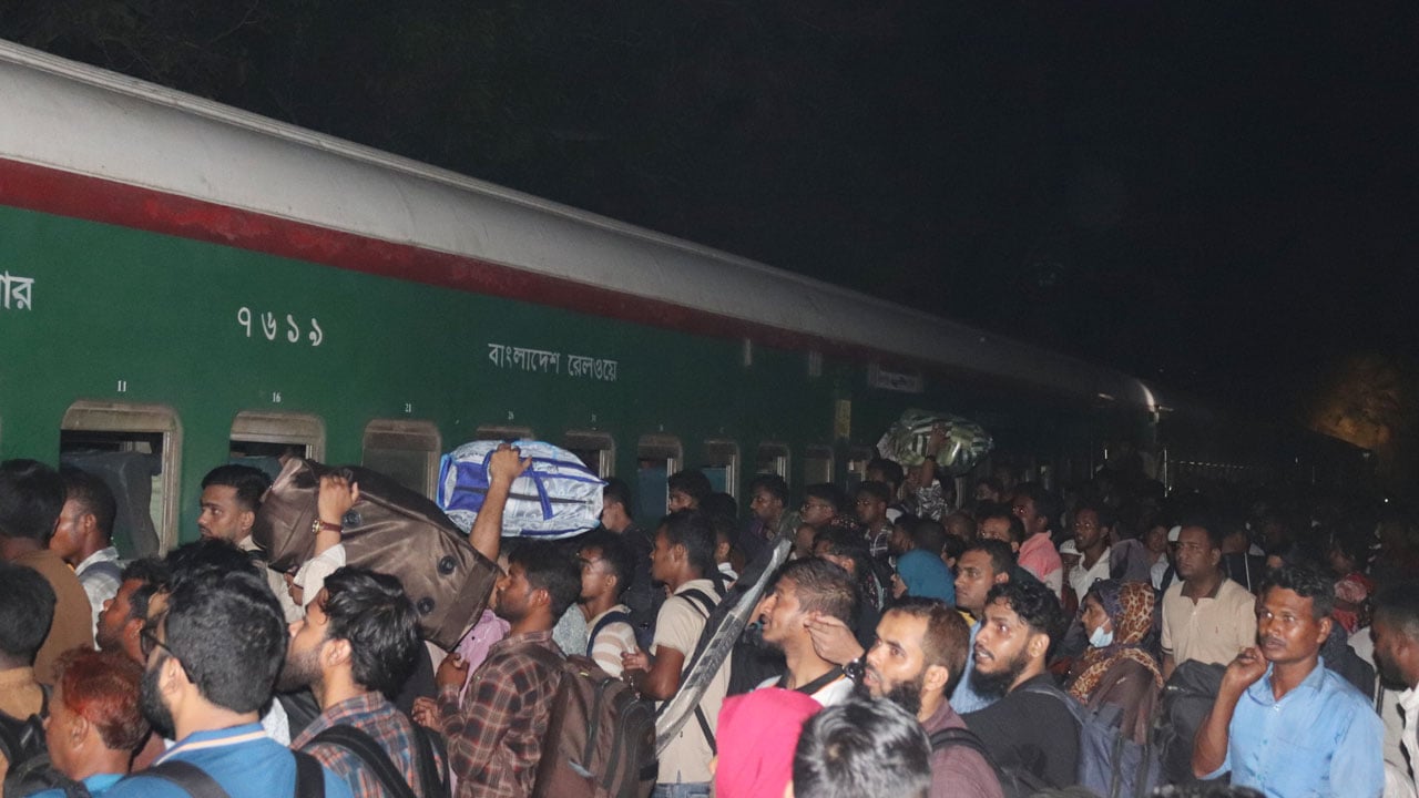 বিকল্প ট্রেন ধরতে ৫ কিলোমিটার পথ হাঁটছেন যাত্রীরা