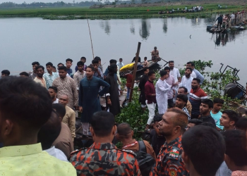 ব্রিজ ভেঙে নদীতে পড়ল শতাধিক মানুষ, ৩ শিশু নিহত