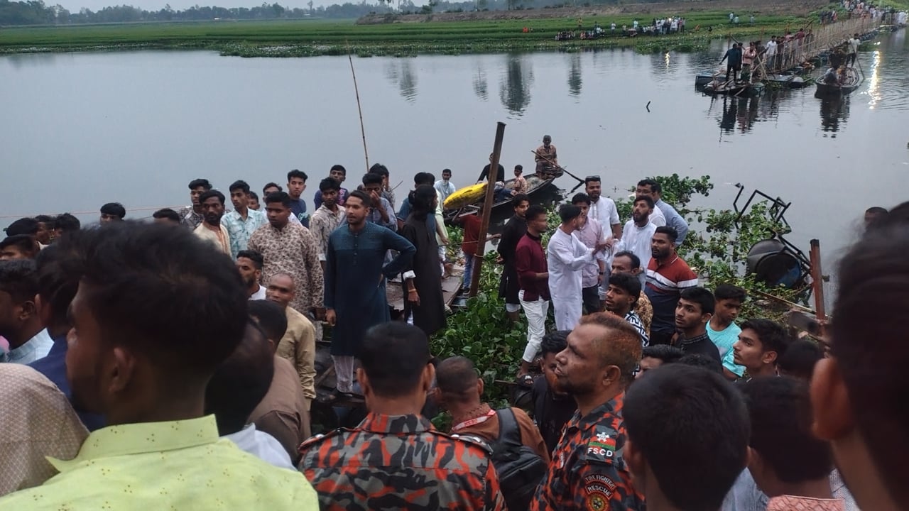 ব্রিজ ভেঙে নদীতে পড়ল শতাধিক মানুষ, ৩ শিশু নিহত