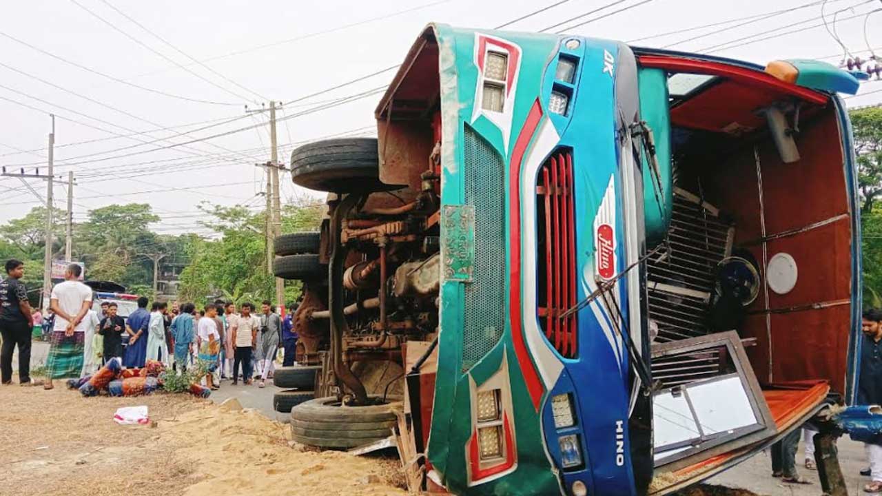ঈদের দিনে চট্টগ্রাম-কক্সবাজার মহাসড়কে বাস উল্টে এক ব্যক্তির মৃত্যু