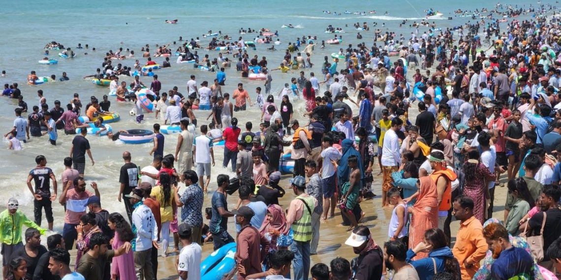 ঈদের ছুটিতে কক্সবাজারে পর্যটকের ঢল