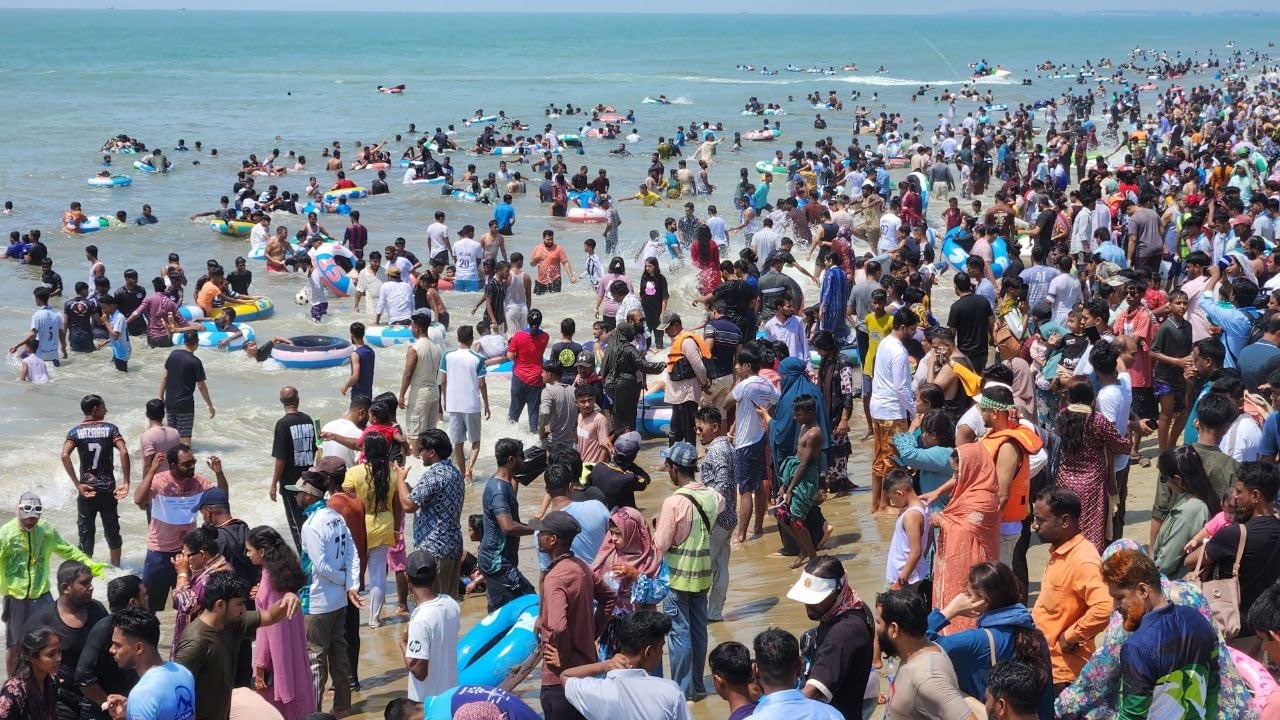 ঈদের ছুটিতে কক্সবাজারে পর্যটকের ঢল