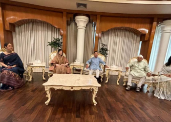 প্রধানমন্ত্রীর সঙ্গে সাবেক প্রধান উপদেষ্টার ঈদ শুভেচ্ছা বিনিময়