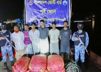 বাঁশখালীতে কোস্ট গার্ডের অভিযানে ৬ পাচারকারী আটক