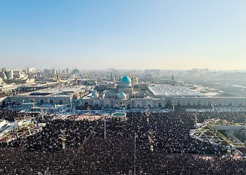 যুদ্ধের মধ্যে উন্মুক্ত ময়দানে ঈদের নামাজ পড়ল ইরানিরা