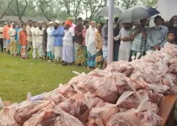 ১০ টাকা কেজিতে গরুর মাংস পেয়ে অসহায় মানুষের মুখে হাসি