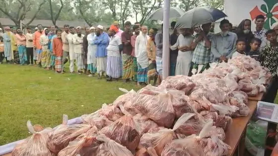 ১০ টাকা কেজিতে গরুর মাংস পেয়ে অসহায় মানুষের মুখে হাসি