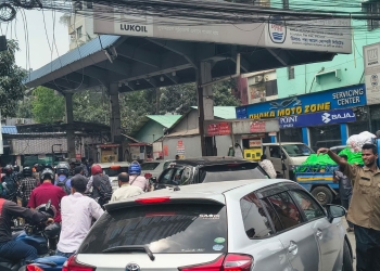 বিরক্ত-বিক্ষুব্ধ বাইকাররা, দুই লিটার তেল কিনতে লাইনে আড়াই ঘণ্টা!
