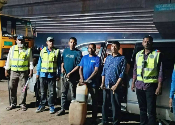 মহাসড়কে বিকল যানবাহনে ফ্রি মেরামত ও জ্বালানি দিচ্ছে পুলিশ