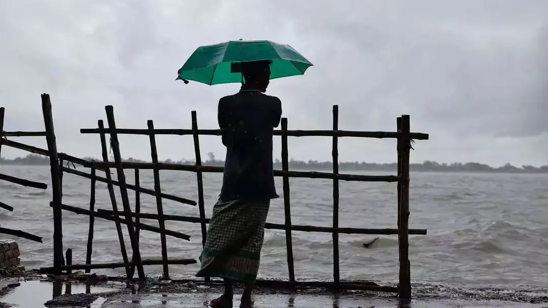 দুপুরের মধ্যে ৪৫-৬০ কিমি বেগে ঝড়ের আভাস, ৭ অঞ্চলের নদীবন্দরে সতর্কতা