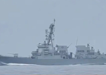 ইরান ক্ষেপণাস্ত্র তাক করতেই হরমুজ থেকে ‘পালাল’ মার্কিন যুদ্ধজাহাজ