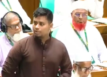 তেলের জন্য রাস্তায় দীর্ঘ সারি, মন্ত্রী কী দেখতে পাচ্ছেন না