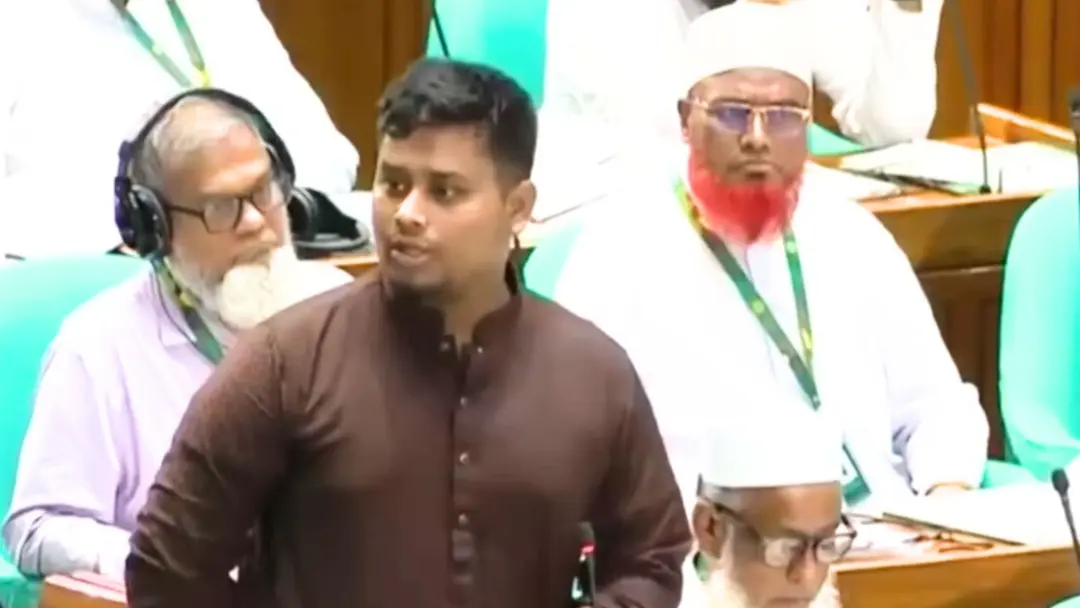 তেলের জন্য রাস্তায় দীর্ঘ সারি, মন্ত্রী কী দেখতে পাচ্ছেন না