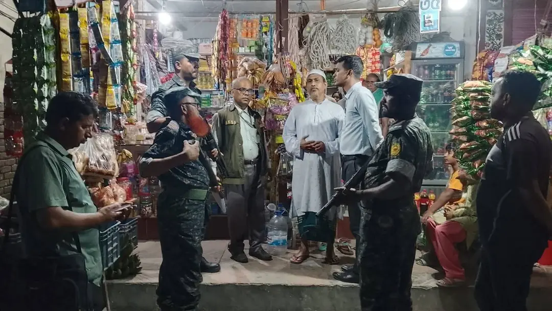 মুদি দোকানে ৩০০ টাকা লিটারে অকটেন বিক্রি, ১৫ হাজার টাকা জরিমানা