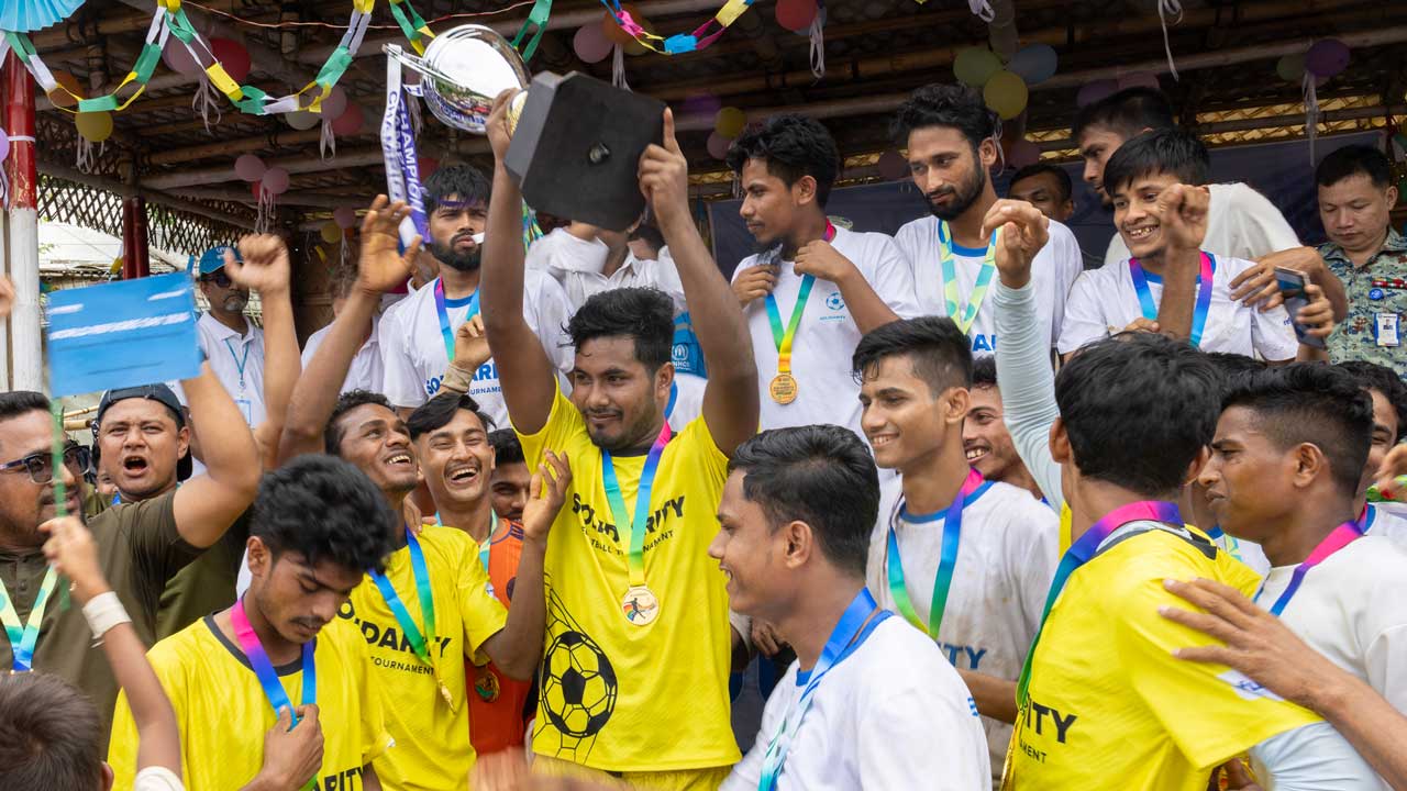 কক্সবাজারে বিশ্ব শরণার্থী দিবসের সংহতি ফুটবল: চ্যাম্পিয়ন রোহিঙ্গা দল