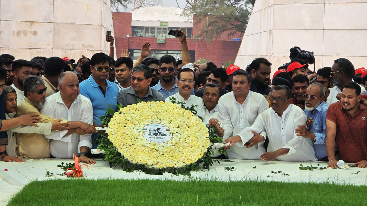 শহীদ জিয়ার সমাধিতে শ্রদ্ধা নিবেদনের মাধ্যমে দায়িত্ব শুরু করলেন ইয়াছিন ফেরদৌস মুরাদ