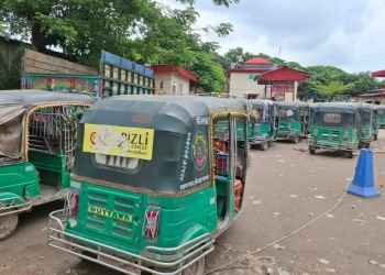 পাম্পে কমছেই না গাড়ির দীর্ঘ সারি