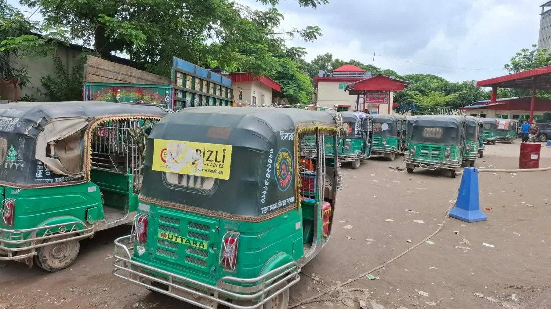 পাম্পে কমছেই না গাড়ির দীর্ঘ সারি
