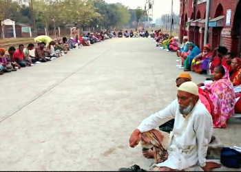 সান্তাহারে সহজ পথে সচেতন প্রাণ কল্যাণ সংস্থার উদ্যোগে ইফতার বিতরণ
