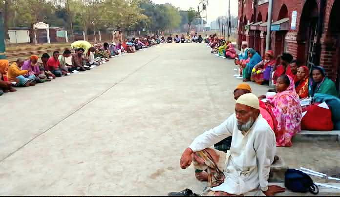 সান্তাহারে সহজ পথে সচেতন প্রাণ কল্যাণ সংস্থার উদ্যোগে ইফতার বিতরণ
