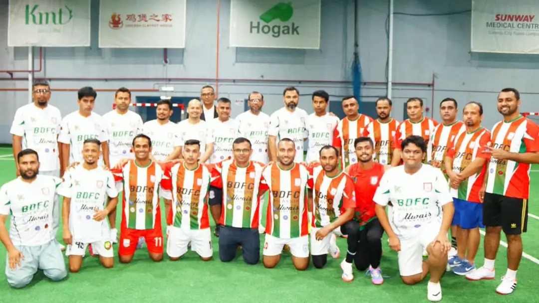 মালয়েশিয়ায় প্রবাসী বাংলাদেশিদের সঙ্গে ফুটসাল খেললেন ক্রীড়া প্রতিমন্ত্রী