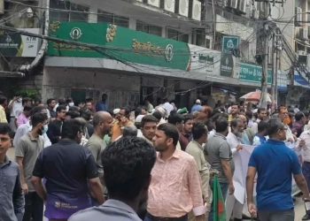 ইসলামী ব্যাংকের সামনে চাকরি ফেরত চেয়ে অবস্থান, গ্রাহকদের পাল্টা কর্মসূচি