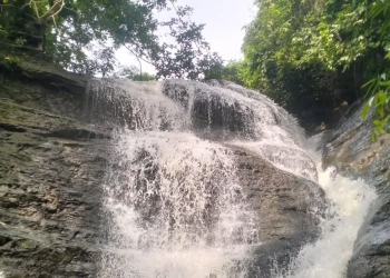 খৈয়াছড়ার পথে : কাদা-পানি পেরিয়ে ঝরনার অপার্থিব সৌন্দর্যে