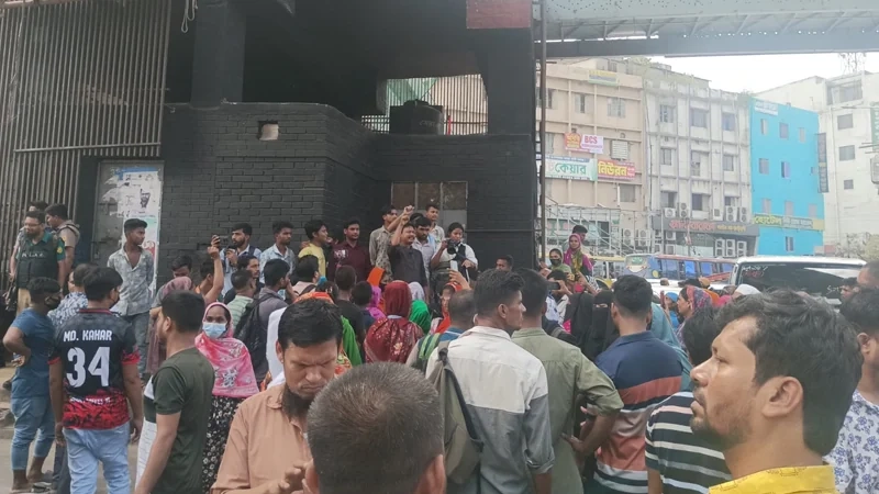 ন্যূনতম মজুরি ৩০ হাজার টাকা করার দাবিতে মিরপুর-১০ অবরোধ