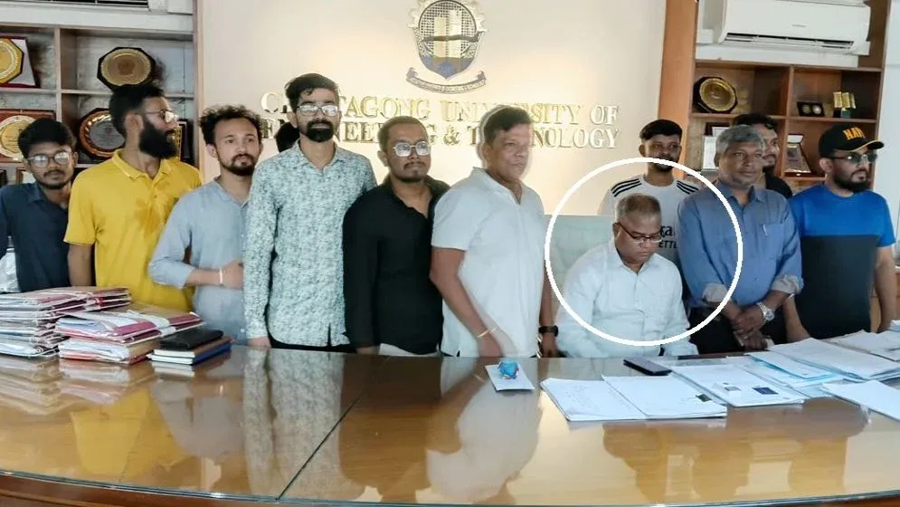 ২৪ ঘণ্টা ধরে অবরুদ্ধ চুয়েট উপাচার্য, শাহবাগে সমাবেশের ডাক