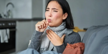 রাত হলেই কাশি বেড়ে যায়? জেনে নিন কারণ ও সমাধান