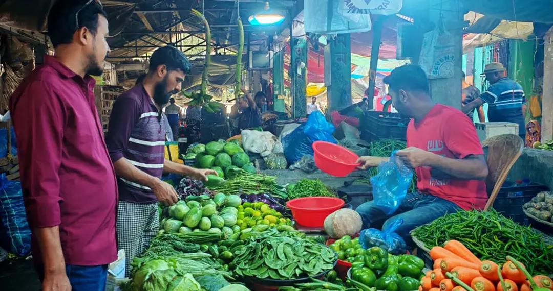 পিরোজপুরে সবজি নাগালের বাইরে, স্বস্তি নেই ডিম-মাছে