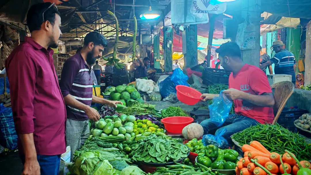 পিরোজপুরে সবজি নাগালের বাইরে, স্বস্তি নেই ডিম-মাছে