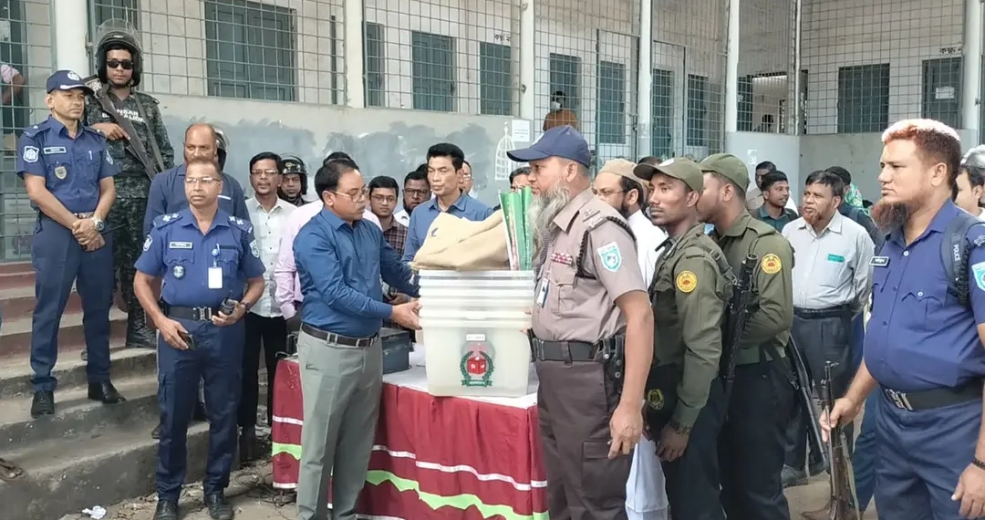 ঠাকুরগাঁও-১ উপনির্বাচন : ১৮৫ কেন্দ্রে কড়া নিরাপত্তায় সরঞ্জাম বিতরণ