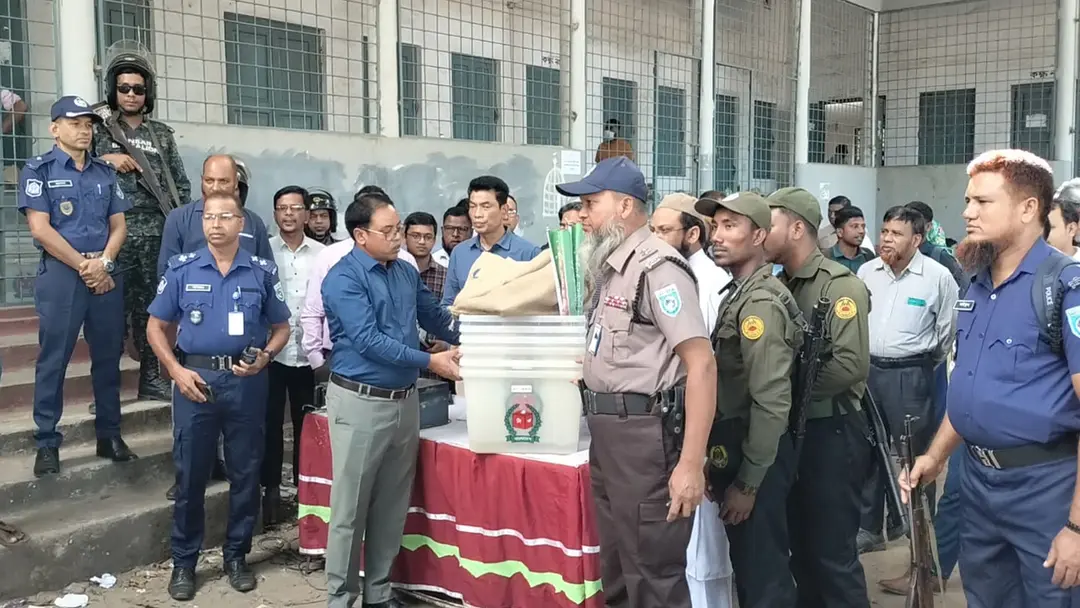 ঠাকুরগাঁও-১ উপনির্বাচন : ১৮৫ কেন্দ্রে কড়া নিরাপত্তায় সরঞ্জাম বিতরণ